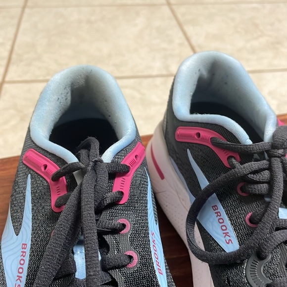 Women’s Brooks running shoes - Picture 5 of 6